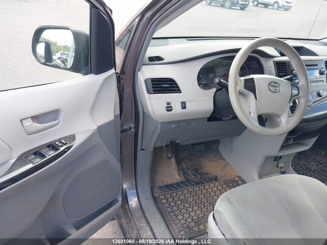 2011 Toyota Sienna მანქანა იყიდება აუქციონზე, vin: 5TDZK3DC2BS090453, აუქციონის ნომერი: 12681060