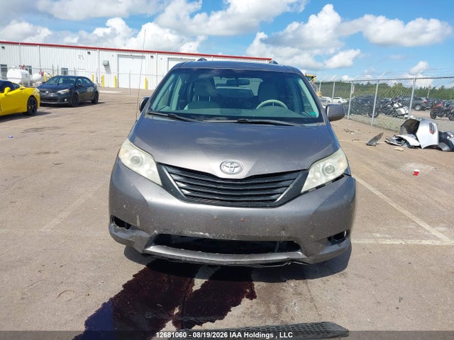 2011 Toyota Sienna მანქანა იყიდება აუქციონზე, vin: 5TDZK3DC2BS090453, აუქციონის ნომერი: 12681060