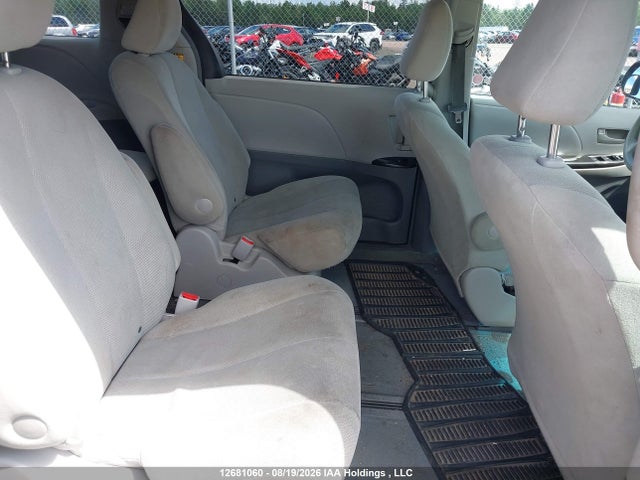 2011 Toyota Sienna მანქანა იყიდება აუქციონზე, vin: 5TDZK3DC2BS090453, აუქციონის ნომერი: 12681060