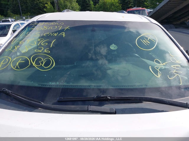5TDXK3DC8FS643961 Toyota Sienna Se 8 Passenger