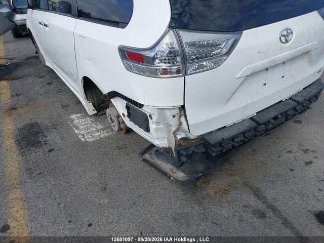 5TDXK3DC8FS643961 Toyota Sienna Se 8 Passenger