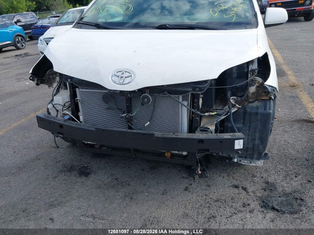 5TDXK3DC8FS643961 Toyota Sienna Se 8 Passenger