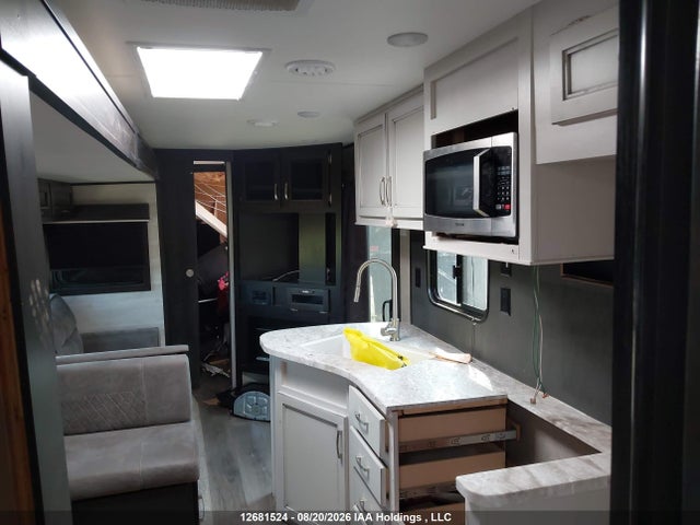 12681524 :رقم المزاد ، 1UJBJ0BV0M1T60190 vin ، 2021 Jayco  مزاد بيع