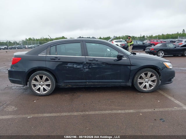 2013 Chrysler 200 Touring მანქანა იყიდება აუქციონზე, vin: 1C3CCBBB2DN758448, აუქციონის ნომერი: 12682196