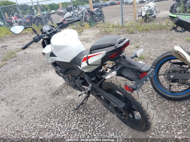Kawasaki Z400 2022 JKAERKD12NDAG7153 Image 3