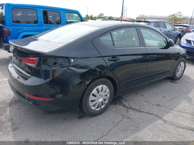Hyundai ELANTRA SE 2018 5NPD74LF7JH221068 Image 4