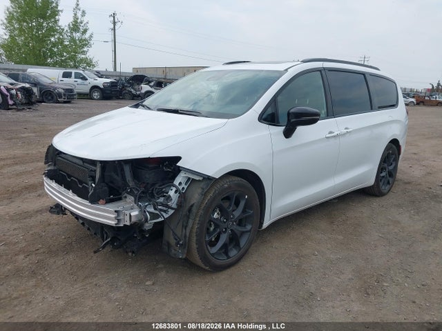 Chrysler Pacifica Limited 2026 2C4RC1GG3TR249877 Image 2