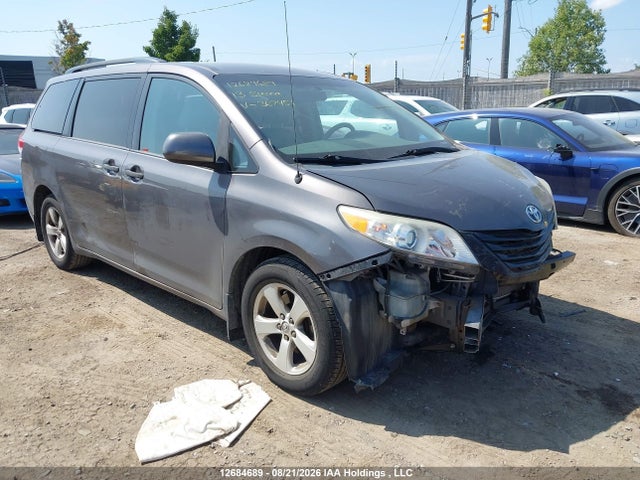 12684689 :رقم المزاد ، 5TDZK3DCXDS367451 vin ، 2013 Toyota Sienna V6 7 Passenger مزاد بيع