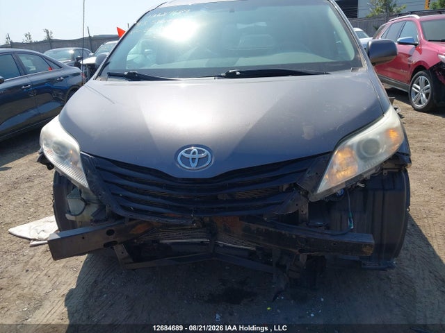 12684689 :رقم المزاد ، 5TDZK3DCXDS367451 vin ، 2013 Toyota Sienna V6 7 Passenger مزاد بيع