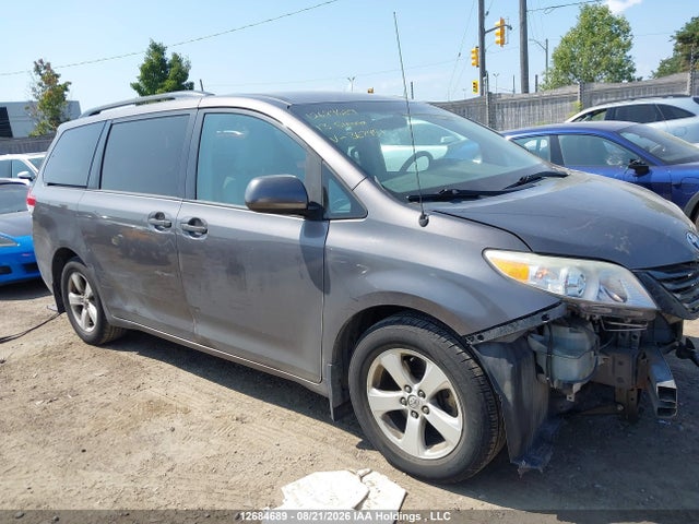 12684689 :رقم المزاد ، 5TDZK3DCXDS367451 vin ، 2013 Toyota Sienna V6 7 Passenger مزاد بيع
