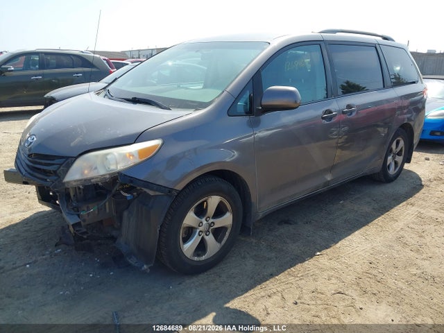 12684689 :رقم المزاد ، 5TDZK3DCXDS367451 vin ، 2013 Toyota Sienna V6 7 Passenger مزاد بيع