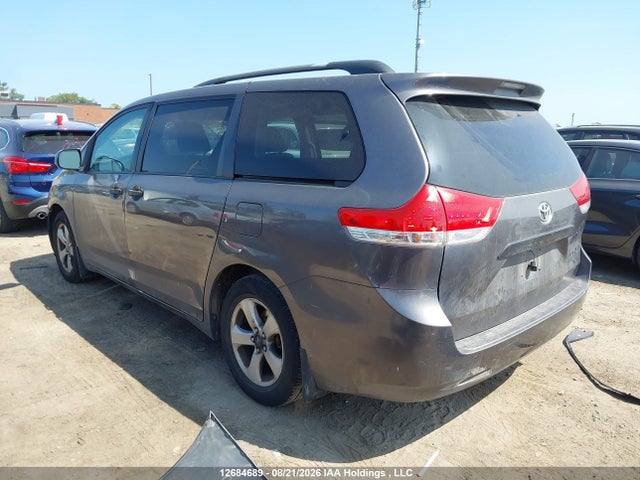12684689 :رقم المزاد ، 5TDZK3DCXDS367451 vin ، 2013 Toyota Sienna V6 7 Passenger مزاد بيع