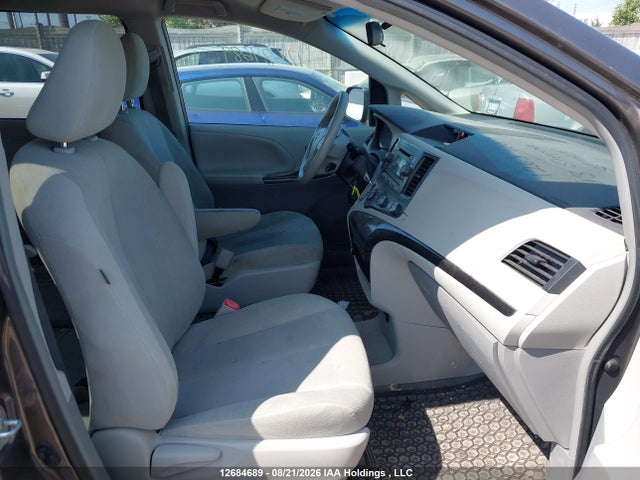 12684689 :رقم المزاد ، 5TDZK3DCXDS367451 vin ، 2013 Toyota Sienna V6 7 Passenger مزاد بيع