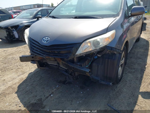 12684689 :رقم المزاد ، 5TDZK3DCXDS367451 vin ، 2013 Toyota Sienna V6 7 Passenger مزاد بيع