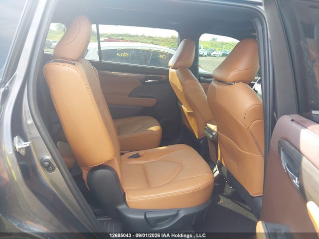 Toyota Highlander Limited 2022 5TDFZRBH3NS182868 Image 8