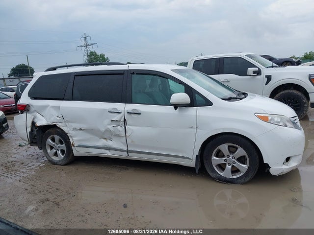 5TDKZ3DC4HS839369 Toyota Sienna Le V6