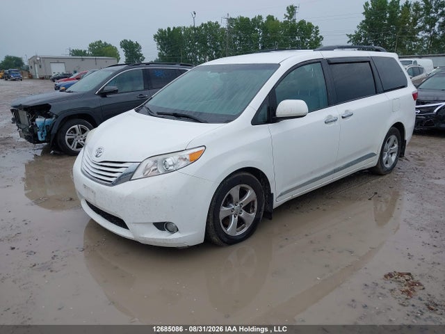Toyota Sienna Le V6 2017 5TDKZ3DC4HS839369 Image 2