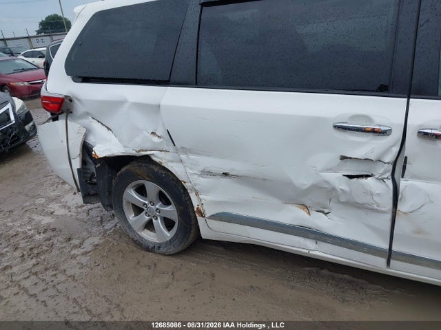 5TDKZ3DC4HS839369 Toyota Sienna Le V6
