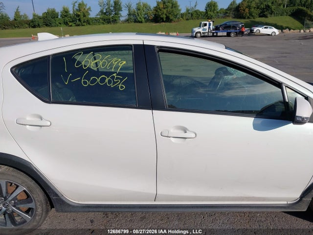 Toyota PRIUS C 2018 JTDKDTB31J1600656 Image 13