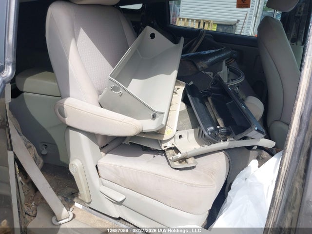KIA SEDONA LX 2017 KNDMB5C10H6277981 Image 8