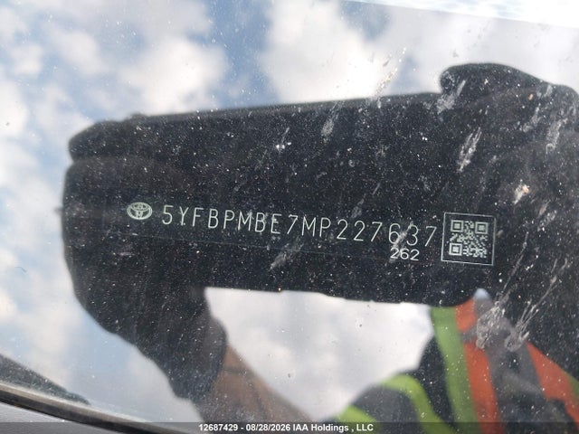 12687429 :رقم المزاد ، 5YFBPMBE7MP227637 vin ، 2021 Toyota Corolla Le مزاد بيع
