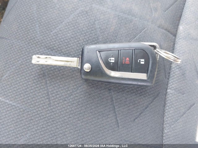 2T3BWRFVXMW118086 Toyota RAV4 LE