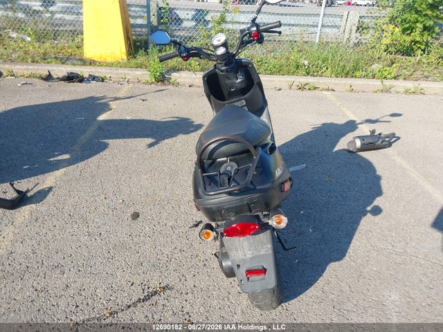 12690182 :رقم المزاد ، RFLDC0513NA007745 vin ، 2022 Adly Scooter مزاد بيع