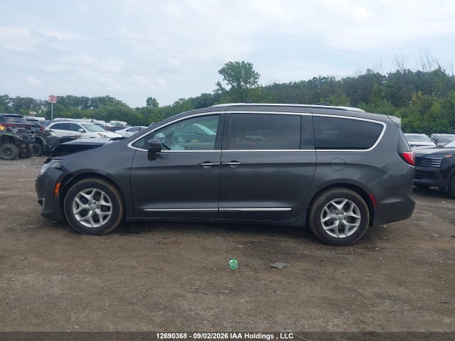 Продажа на аукционе авто 2017 Chrysler Pacifica Touring L Plus, vin: 2C4RC1EG9HR553886, номер лота: 12690368