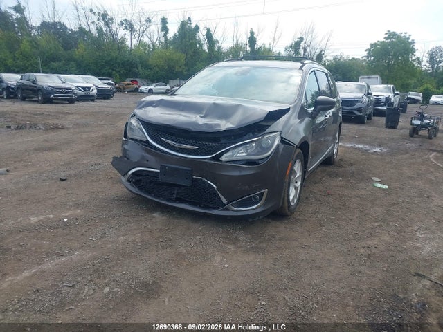 Продажа на аукционе авто 2017 Chrysler Pacifica Touring L Plus, vin: 2C4RC1EG9HR553886, номер лота: 12690368