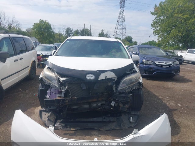 12690624 :رقم المزاد ، 5TDXZ3DC6HS835944 vin ، 2017 Toyota Sienna Se مزاد بيع