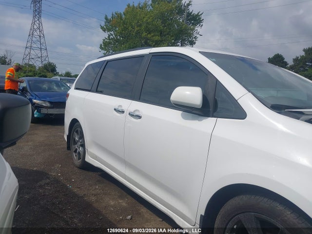 12690624 :رقم المزاد ، 5TDXZ3DC6HS835944 vin ، 2017 Toyota Sienna Se مزاد بيع