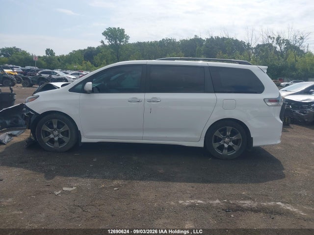 12690624 :رقم المزاد ، 5TDXZ3DC6HS835944 vin ، 2017 Toyota Sienna Se مزاد بيع