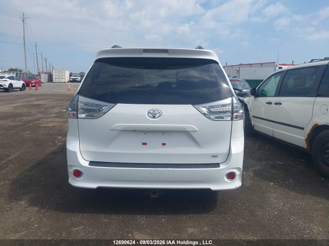 12690624 :رقم المزاد ، 5TDXZ3DC6HS835944 vin ، 2017 Toyota Sienna Se مزاد بيع