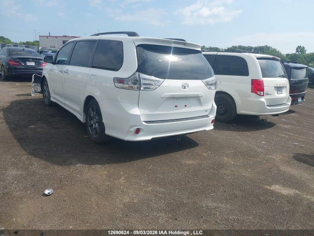 12690624 :رقم المزاد ، 5TDXZ3DC6HS835944 vin ، 2017 Toyota Sienna Se مزاد بيع