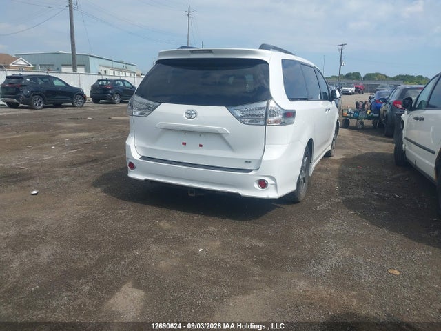 12690624 :رقم المزاد ، 5TDXZ3DC6HS835944 vin ، 2017 Toyota Sienna Se مزاد بيع