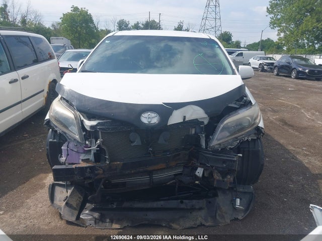12690624 :رقم المزاد ، 5TDXZ3DC6HS835944 vin ، 2017 Toyota Sienna Se مزاد بيع