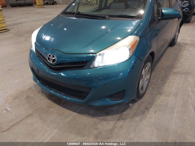 12690647 :رقم المزاد ، JTDKTUD31CD516795 vin ، 2012 Toyota Yaris Le مزاد بيع