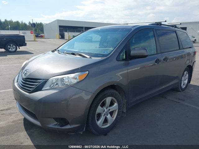 Toyota Sienna 2017 5TDZZ3DC2HS890559 Image 2