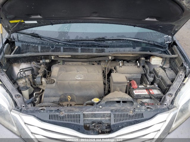 12692225 :رقم المزاد ، 5TDDK3DC8FS117011 vin ، 2015 Toyota Sienna Xle/limited مزاد بيع
