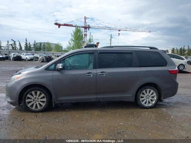 12692225 :رقم المزاد ، 5TDDK3DC8FS117011 vin ، 2015 Toyota Sienna Xle/limited مزاد بيع