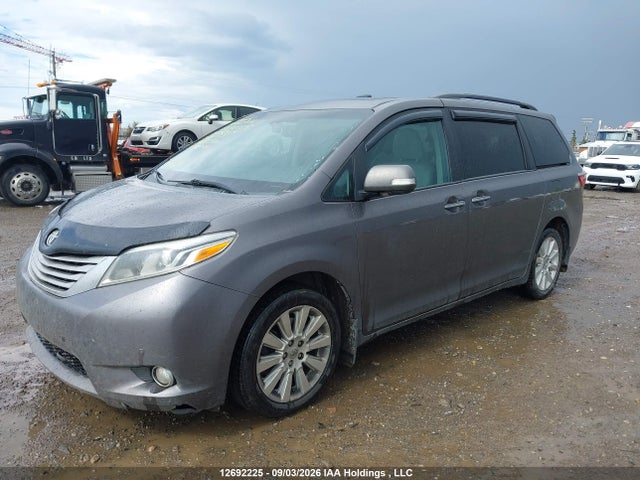 12692225 :رقم المزاد ، 5TDDK3DC8FS117011 vin ، 2015 Toyota Sienna Xle/limited مزاد بيع