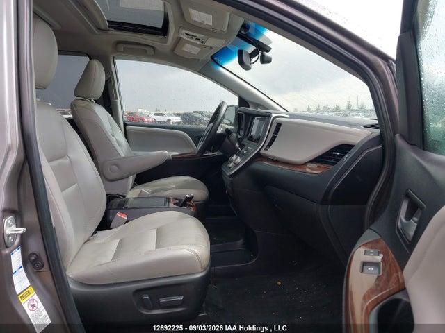 12692225 :رقم المزاد ، 5TDDK3DC8FS117011 vin ، 2015 Toyota Sienna Xle/limited مزاد بيع