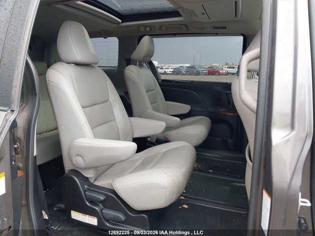 12692225 :رقم المزاد ، 5TDDK3DC8FS117011 vin ، 2015 Toyota Sienna Xle/limited مزاد بيع