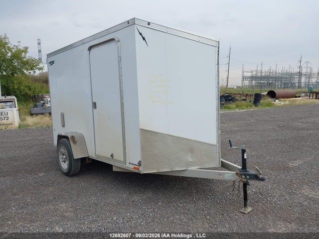 12692607 :رقم المزاد ، 5NHULT018FA107249 vin ، 2015 Lightning Enclosed Trailer مزاد بيع