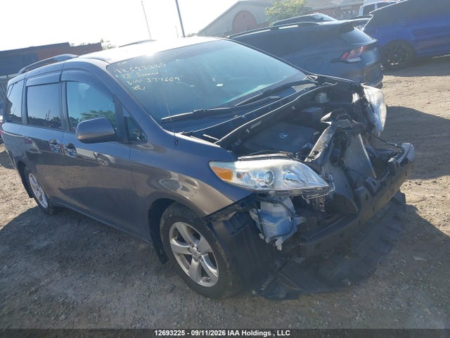 12693225 :رقم المزاد ، 5TDKK3DC8DS377669 vin ، 2013 Toyota Sienna Le مزاد بيع
