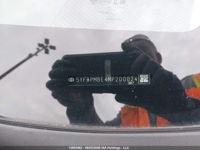 12693462 :رقم المزاد ، 5YFBPMBE4MP200024 vin ، 2021 Toyota Corolla Le مزاد بيع