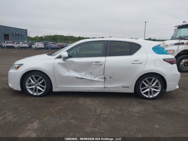 Lexus CT 200H 2015 JTHKD5BH0F2234440 Image 15