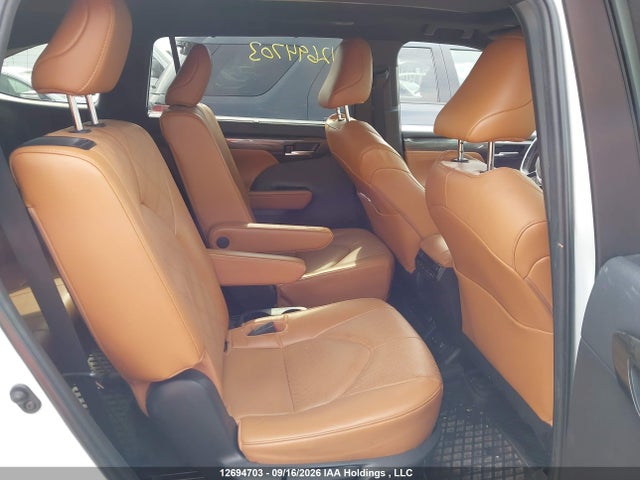 Toyota Highlander 2023 5TDEBRCH7PS575709 Image 8