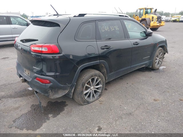 1C4PJLAS2FW658602 Jeep Cherokee Sport