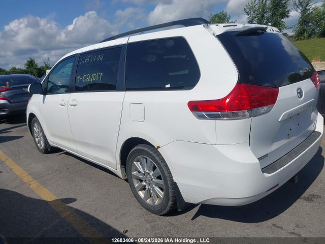 12683406 :رقم المزاد ، 5TDJK3DC1BS027017 vin ، 2011 Toyota Sienna Le 7 Passenger مزاد بيع